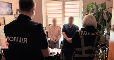 Майже півмільйона гривень збитків держбюджету: кіберполіцейські припинили злочинну діяльність лікарів-хірургів