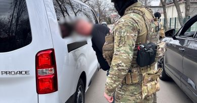 Ошукували військових на продажі елітних іномарок та відмивали отримані прибутки: на Одещині поліцейські викрили та затримали групу шахраїв